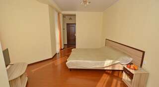 Гостиница Guest house Kaktus Витязево Трехместный номер с балконом-1